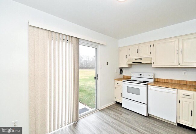 Foto del edificio - 592 Wrensong Rd