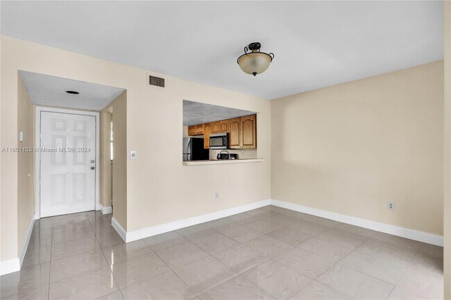 Building Photo - 1612 San Remo Cir