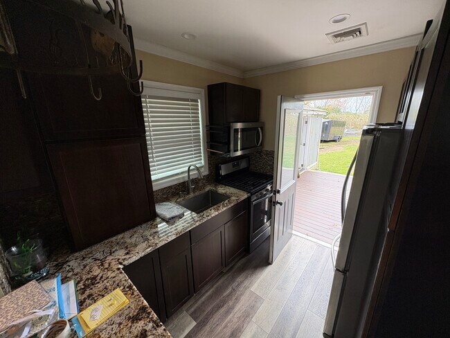 Building Photo - 28 Sheridan Dr