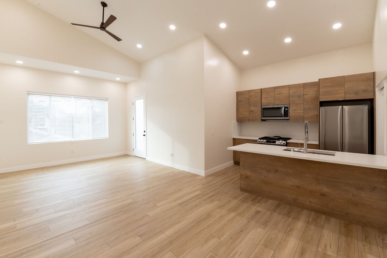 Large living space with 14 ft ceilings.Door leads to roof top deck. - 4774 Bancroft St
