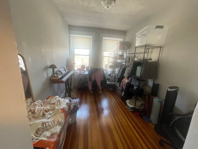 Building Photo - No fee Split 2 bed Stainless Kitchen CORNER unit , Su[er Bright Windows everywhere   HT Inc Stude...