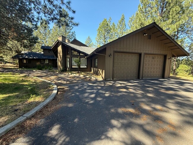 Building Photo - Stunning 3 Bed/ 2.5-Bath Home on the River...