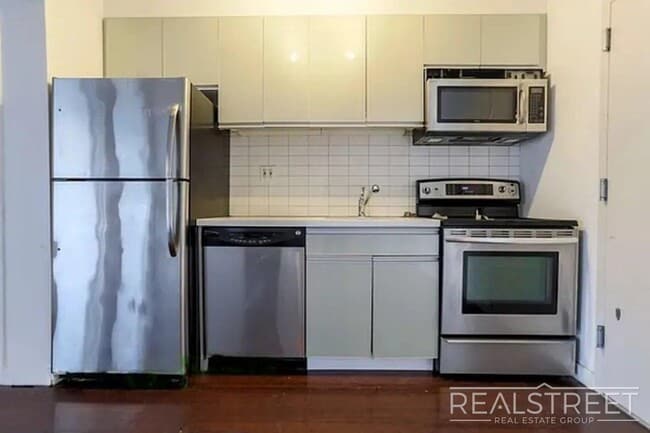 Building Photo - Flexible 1BR + Office or 2BR in Bushwick | Laundry & Two Rooftop Decks