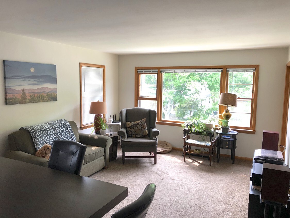 Living Room 18'x14' - 2333 Hoard St