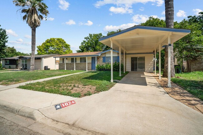 Foto del edificio - Charming Home Awaits: Spacious & Modern Li...