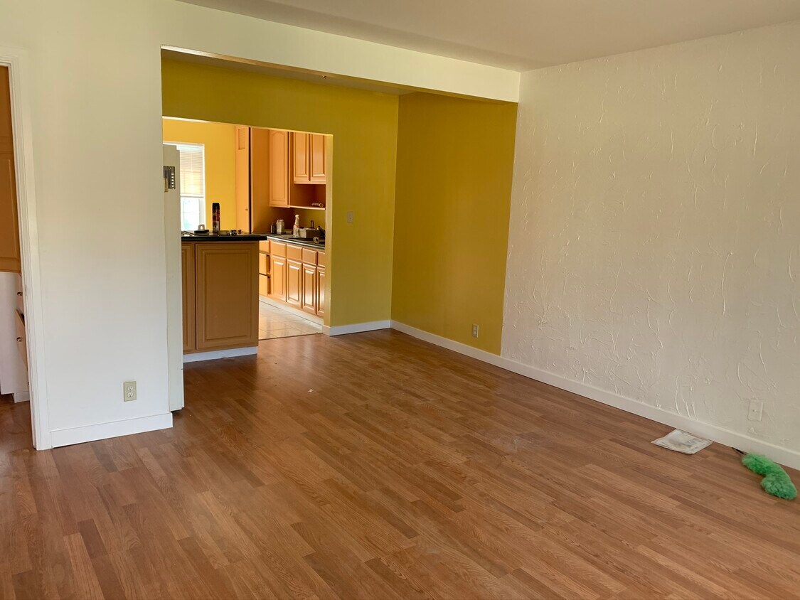 Living room - 14720 Strathern St