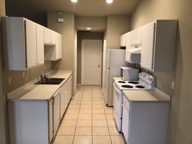 Building Photo - 3 bedroom 2 bathroom single family home