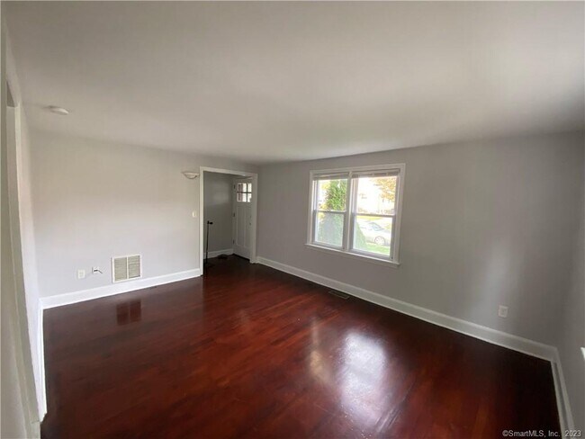Foto del edificio - 121 Milford Ave