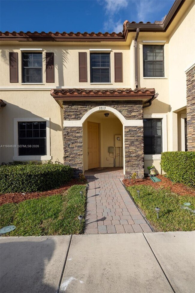 Foto del edificio - 3213 SE 6th St