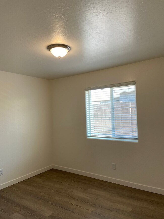 Foto del edificio - 2 bedroom 1 bath unit available