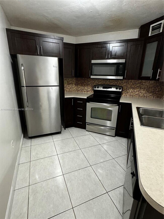 Building Photo - 9409 Fontainebleau Blvd