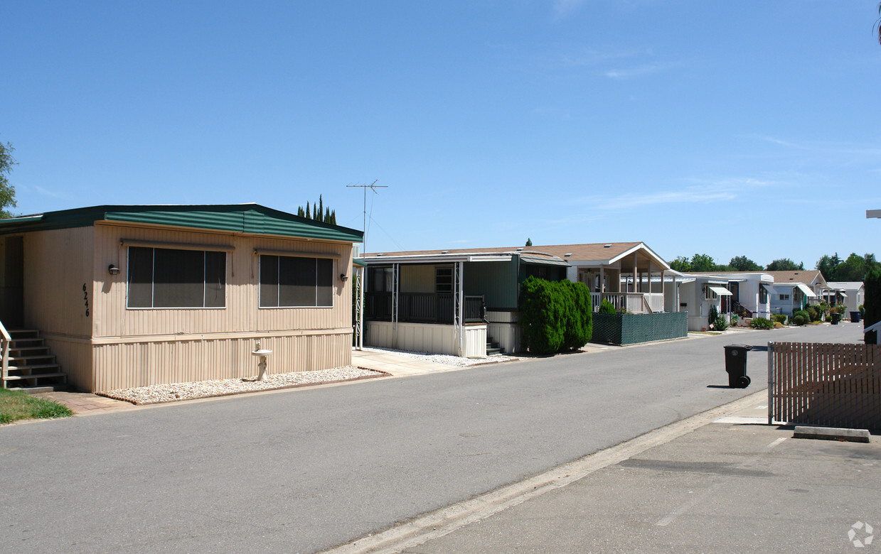 Building Photo - Creekside Estates