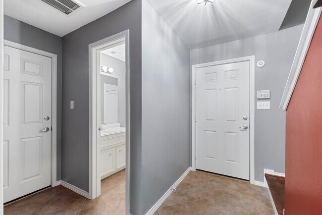 Foto del edificio - Come see this modern 3-story townhome in t...