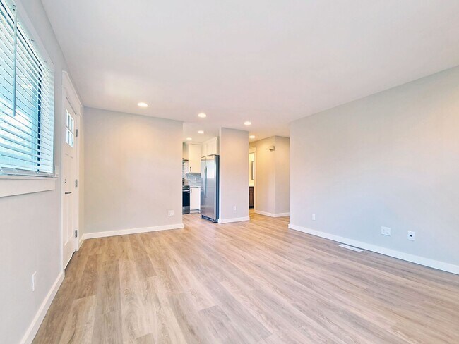 Building Photo - Completely Remodeled! Light Filled Rare Tw...