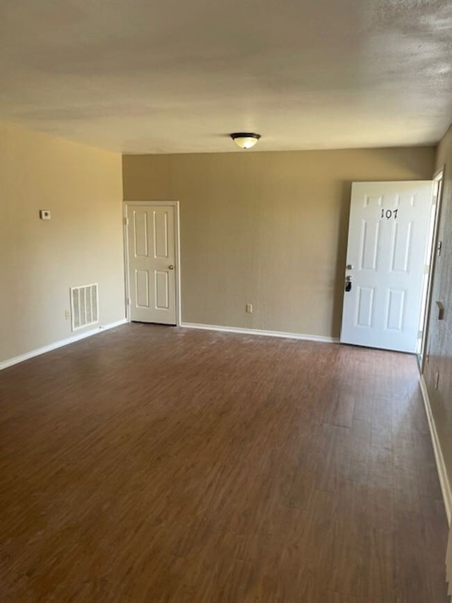 Building Photo - Spacious 2 Bedroom, 1 Bathroom Apartment