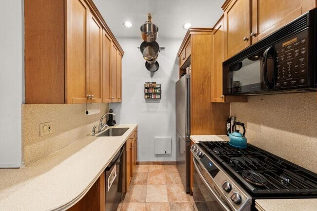 Building Photo - 2 bedroom in New York NY 10023