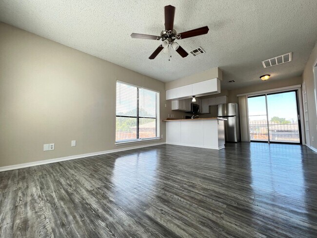Foto del edificio - 2 Bedroom 2 Bath Apartment w/ Washer and Dryer Connections
