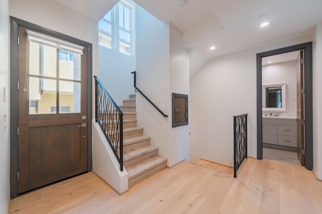 Building Photo - 112 S Francisca Ave
