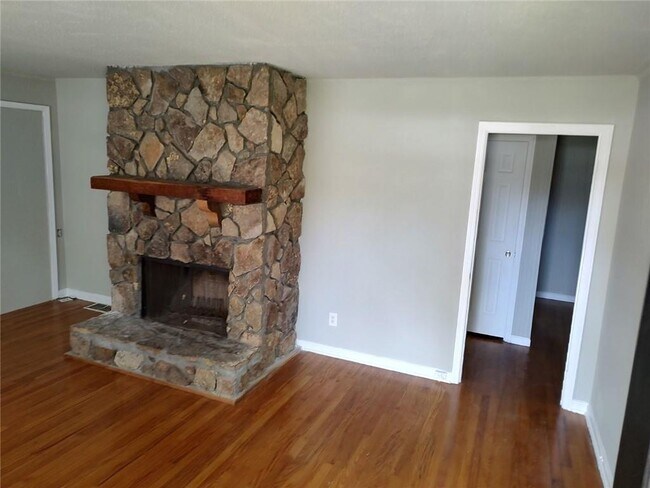 Building Photo - 1528 Camelot Cir