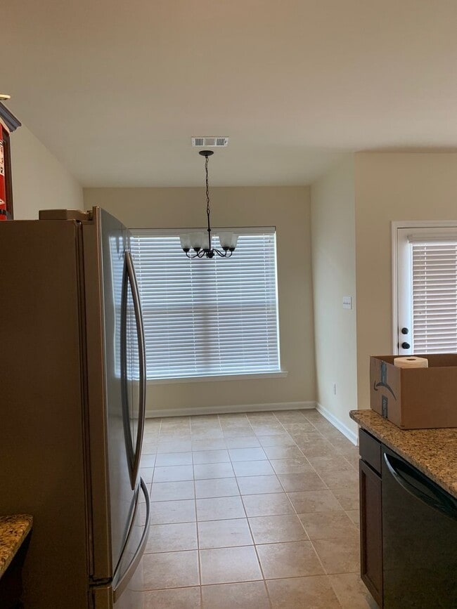 Building Photo - Beautiful 3 bedroom 2 bath home in