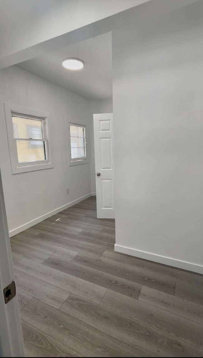 Building Photo - 1582 W 29th St