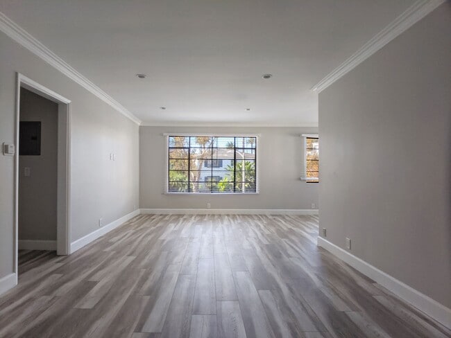 Building Photo - 458 S Oakhurst Dr