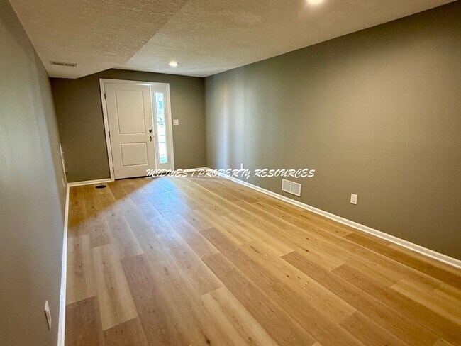 Building Photo - Large Updated 3 Bedroom/2 Bath Duplex in L...