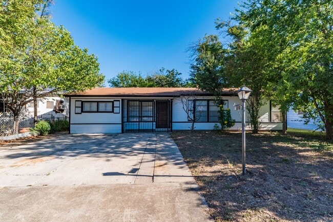 Charming 3-Bedroom - Charming 3-Bedroom House