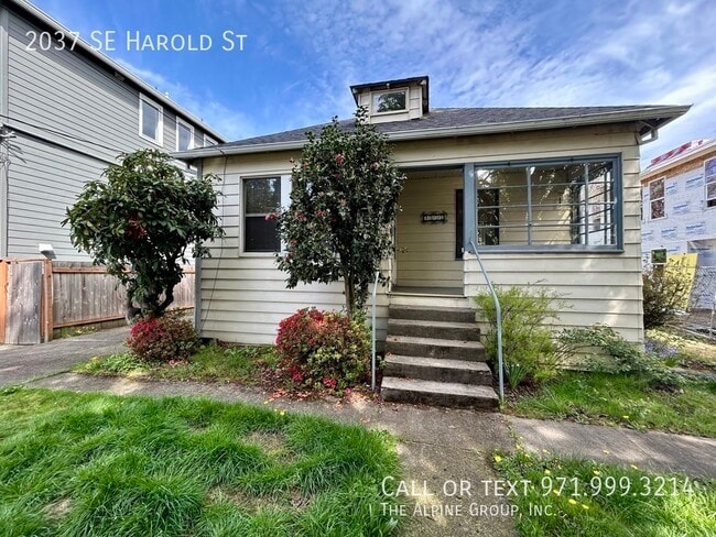 Building Photo - 2037 SE Harold St