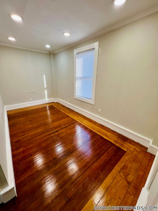 Building Photo - 35 Humphreys St