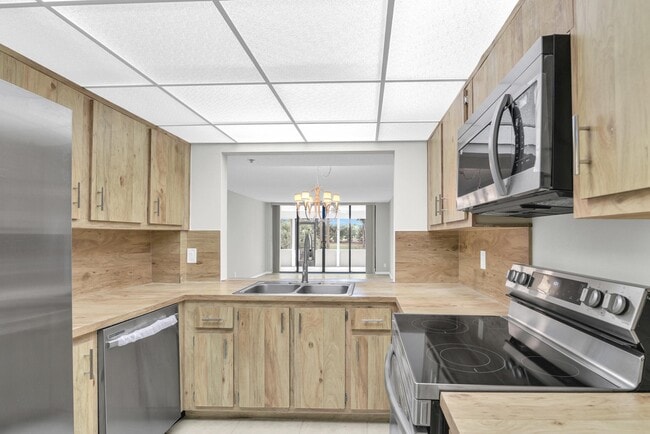 Building Photo - 6620 Boca Del Mar Dr