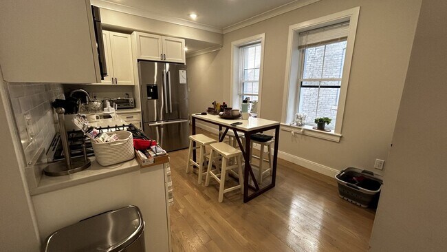 Building Photo - GORGEOUS CLEVELAND CIRCLE 2 BEDROOM WITH I...