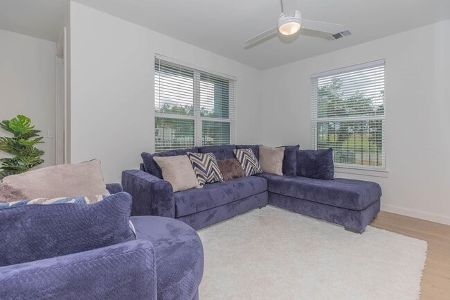 Building Photo - Stylish Houston Apartment | $99 Move-In!