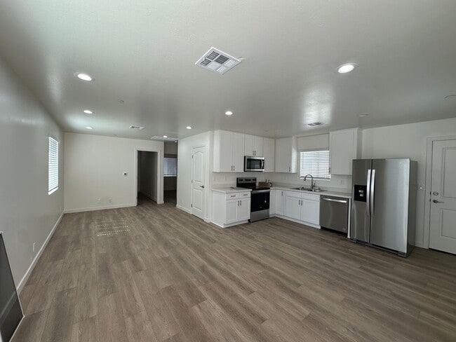 Building Photo - 916 W Perdew Ave