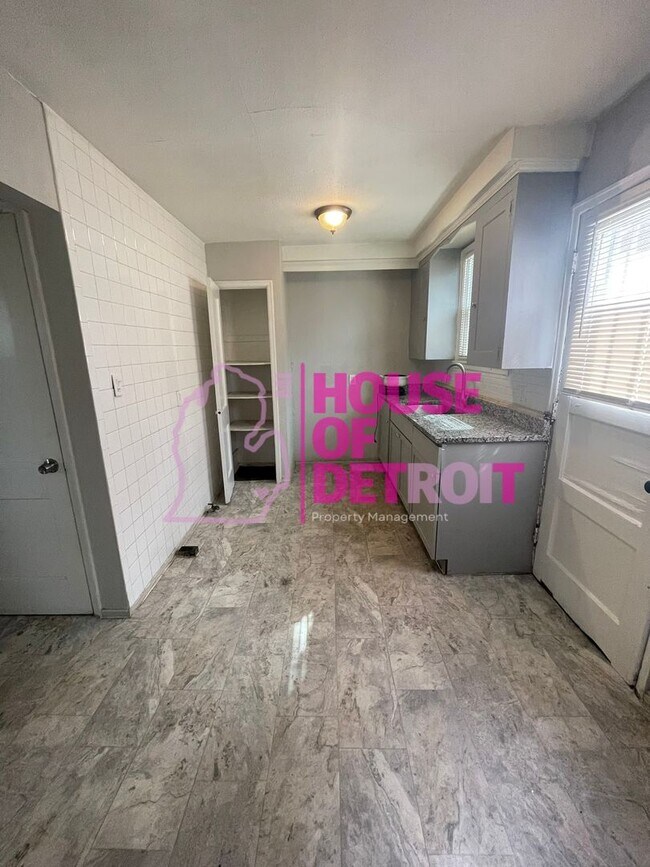 Building Photo - 3 BEDROOM | 1 BATH | FREE PRE SCREEN