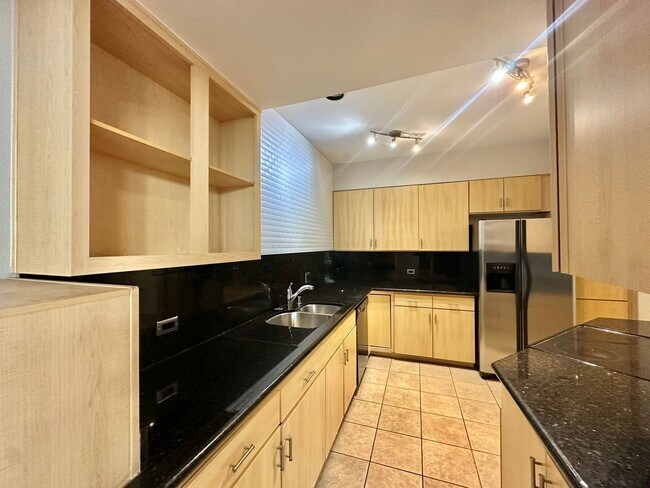 Building Photo - Luxury 2 Bed/2.5 Bath 2 Story Townhouse in...