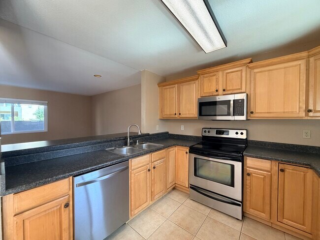 Foto del edificio - 7545 Charmant Dr