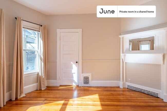 Foto del edificio - Private bedroom in 5 bed/1 bath Home