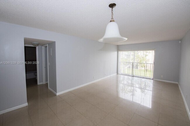 Foto del edificio - 8550 N Sherman Cir