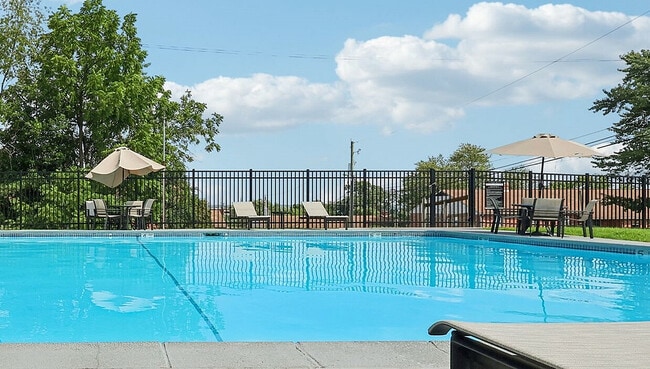Swimming Pool - Hillside Pointe Apartments