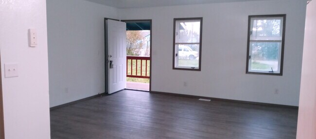 Sala de estar mirando hacia afuera - 7839 Spectrum Ave