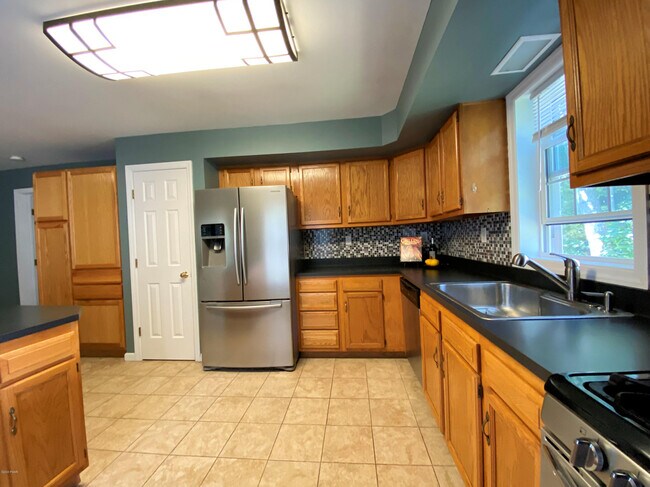 Building Photo - 401 Maple Ridge Dr