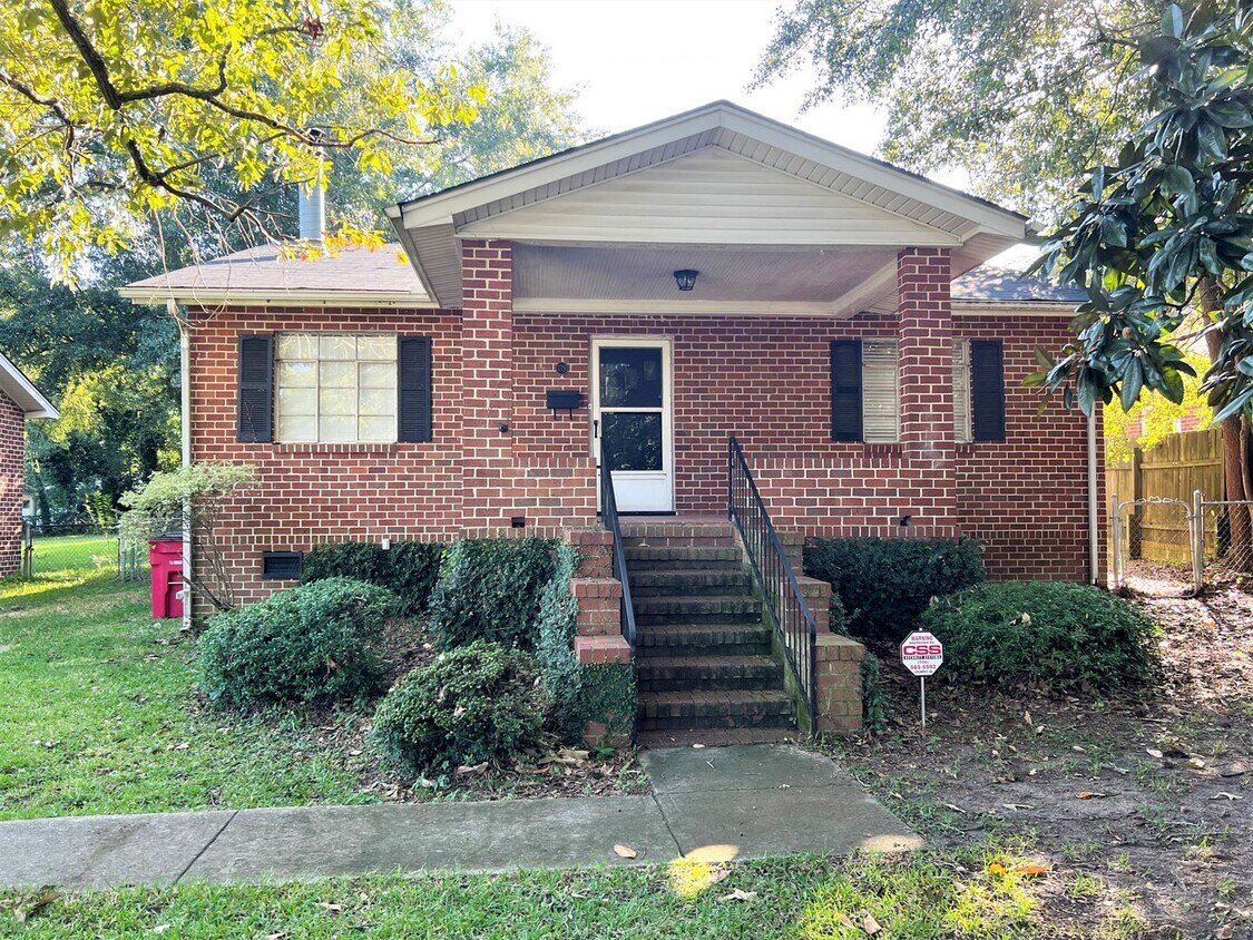 Primary Photo - Charming 3 BR/2 BA Home off Vineville Avenue!