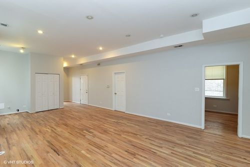 Building Photo - 835 N Damen Ave