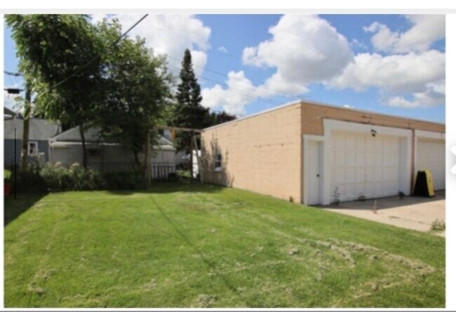 Building Photo - 364 E 9th St