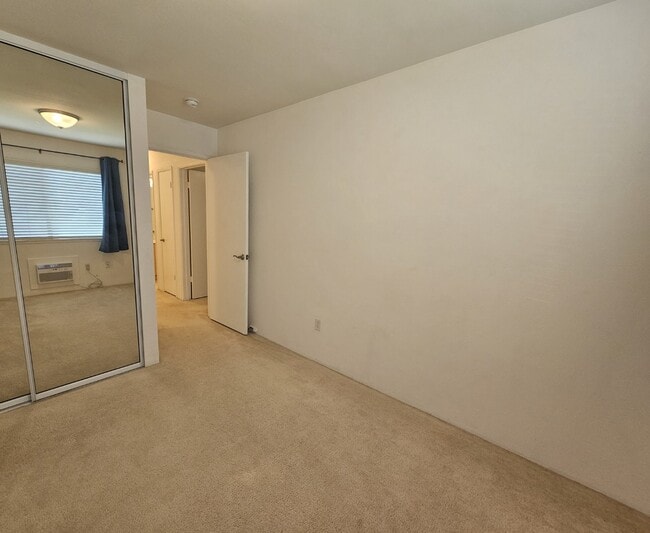 Building Photo - 2 Bed 1 Bath Condo 2 Parking ( Tandem parking right in front )