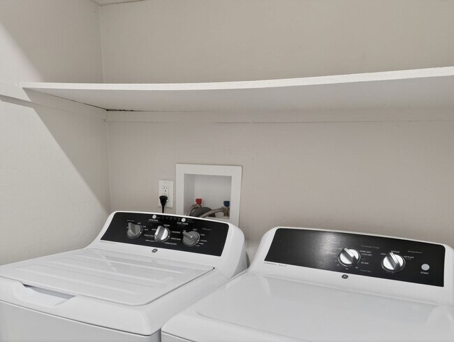 Foto del edificio - Gorgeous and Completely Remodeled Lower Level Unit with Inside Laundry is Available Now!