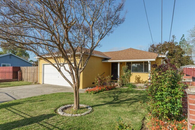 Building Photo - Three Bedroom One Bathroom Home