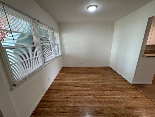 Foto del edificio - 906 Alandele Ave