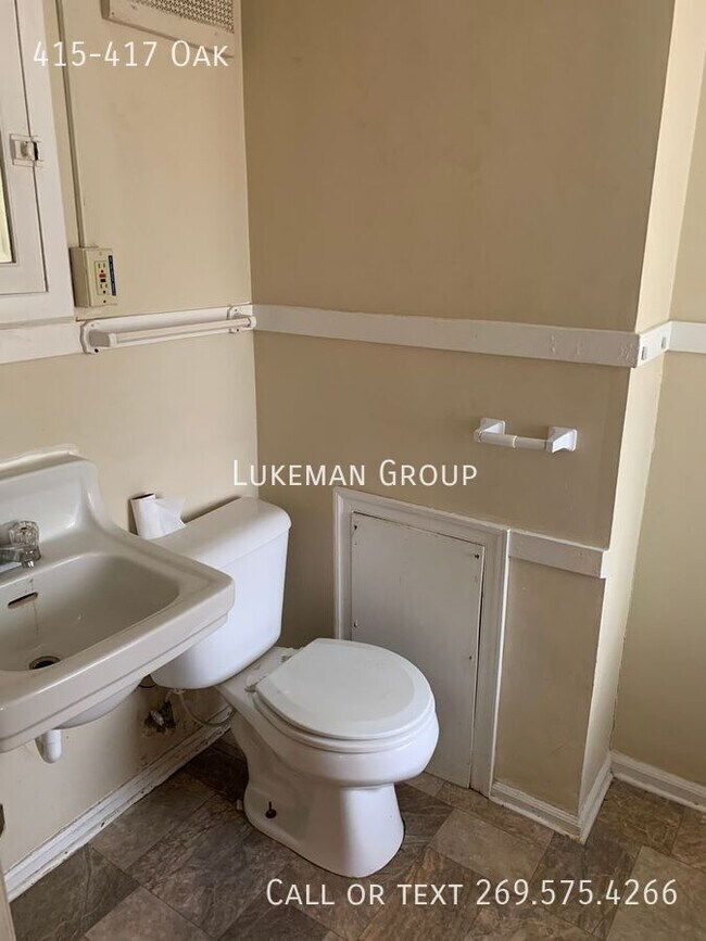 Building Photo - 415-417 Oak-